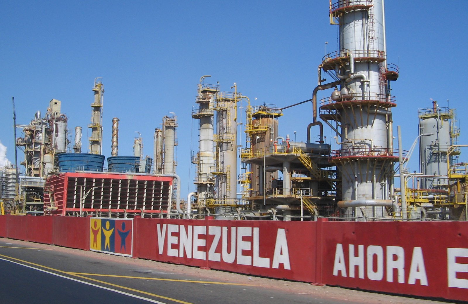 EE.UU. golpea a Venezuela con nuevos aranceles al petróleo