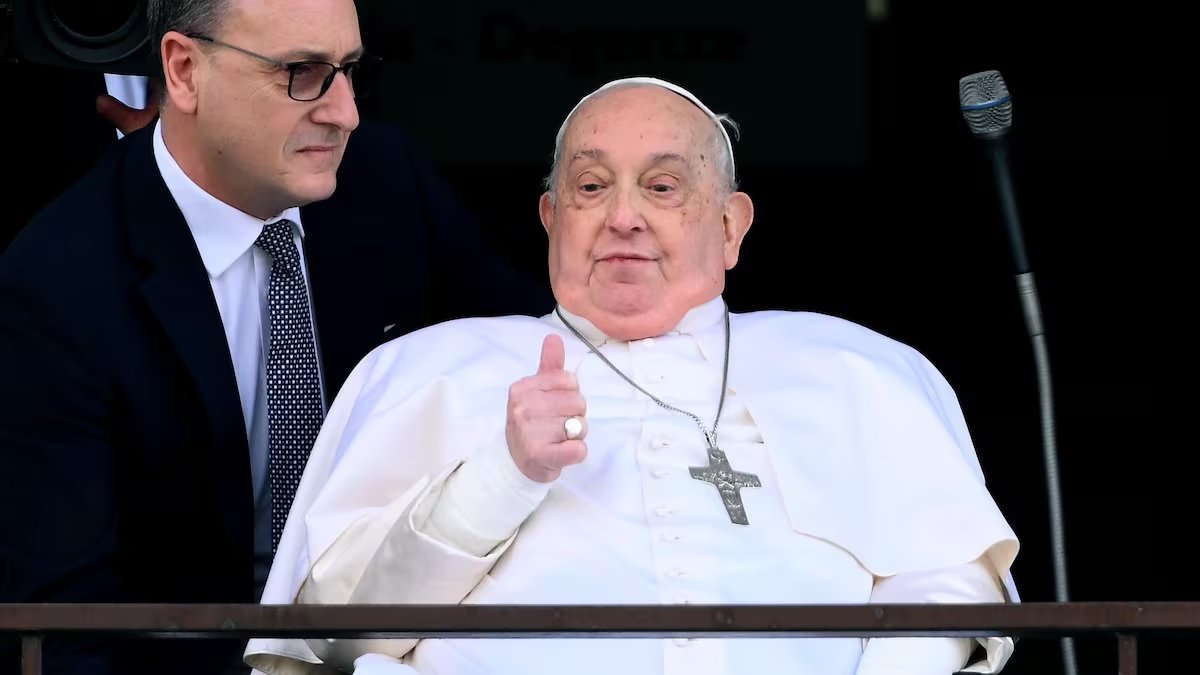 El Papa recibe el alta hospitalaria y regresa al Vaticano