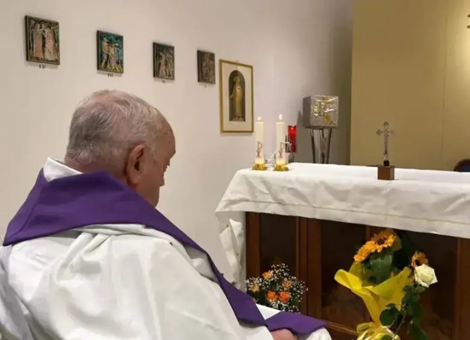 El papa Francisco reaparece en foto tras ser hospitalizado por infección respiratoria