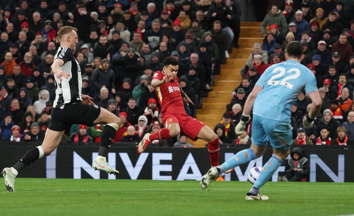 Luis Díaz, titular pero sin gloria: Liverpool pierde ante Newcastle en la final
