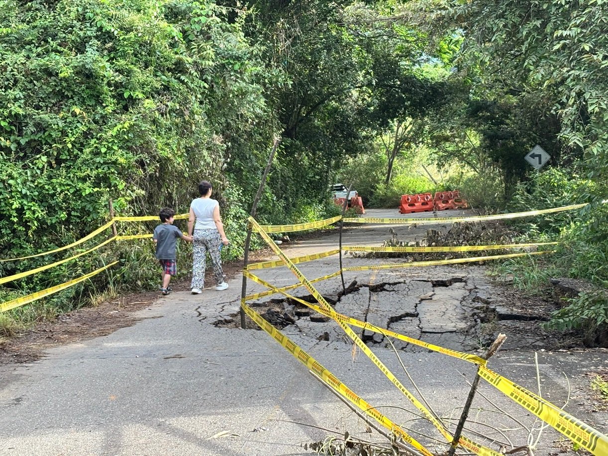 Gobernación atiende emergencia vial en Aipe