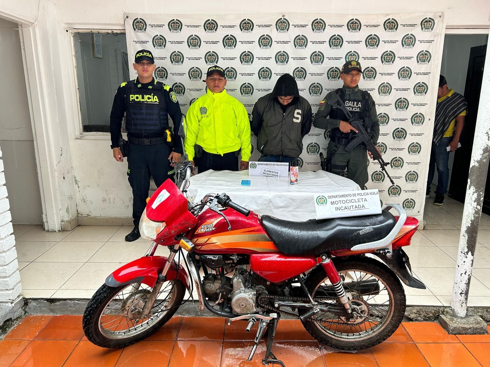 En plena acción fue capturado sujeto que hacía propaganda de grupo armado en La Plata