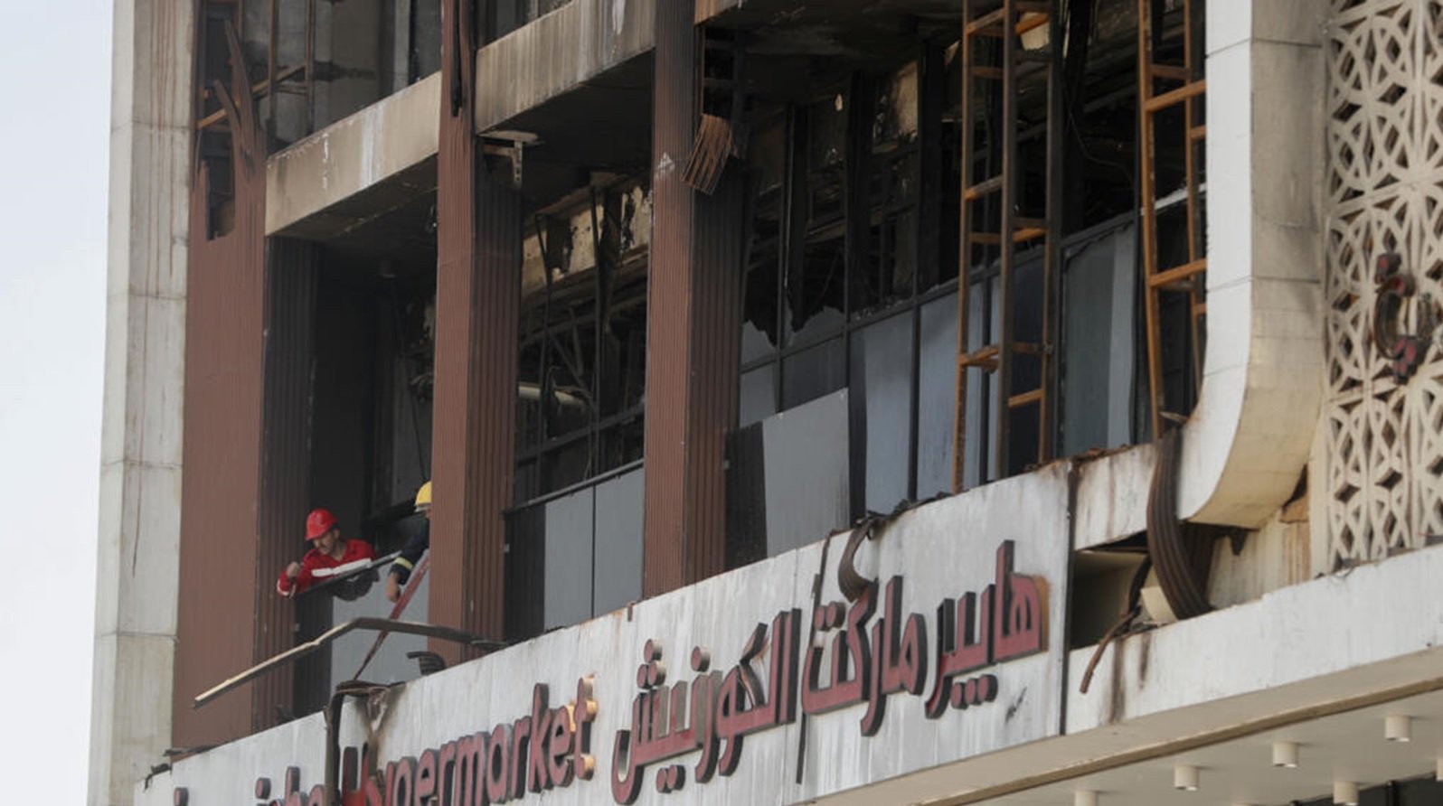Autoridades investigan incendio en centro comercial de Irak que causó más de 60 muertes