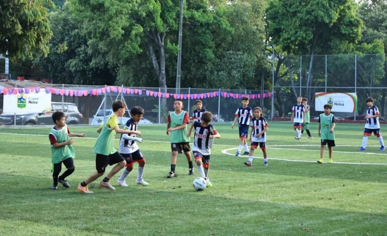 Más espacios para el deporte: alcalde Casagua inaugura cancha sintética en Álamos Norte