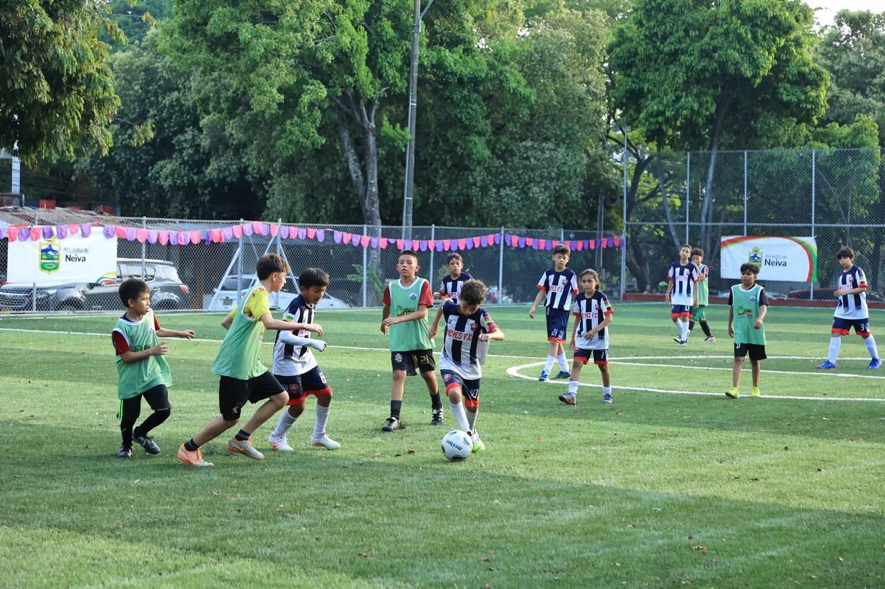 Más espacios para el deporte: alcalde Casagua inaugura cancha sintética en Álamos Norte