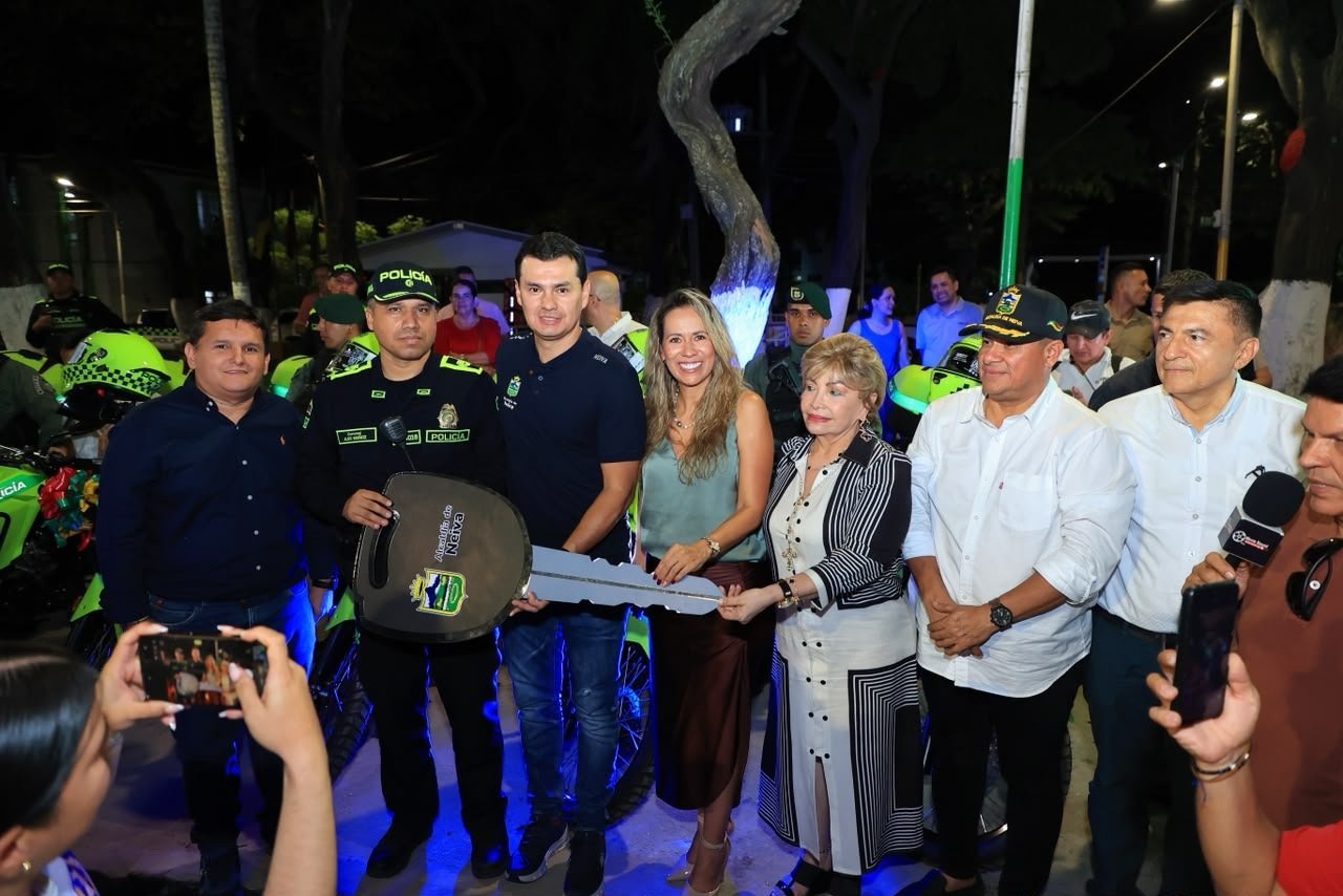 Alcalde Casagua fortalece la seguridad en Neiva, con la entrega de 10 motos y una patrulla